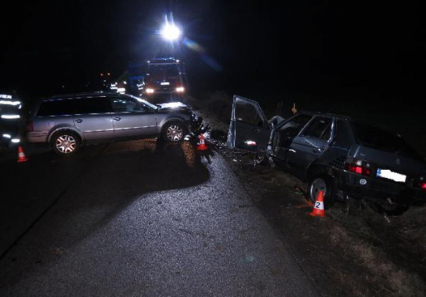 Při čelním střetu dvou osobních aut v obci Kosičky se zranily dvě osoby