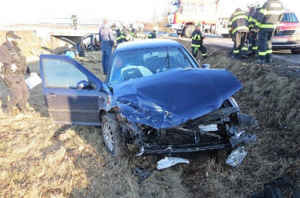 Při střetu dvou osobních vozů na Hradecku se zranilo pět osob