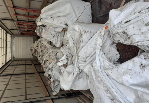 Královéhradečtí celníci zadrželi dva kamiony přepravující 48 tun odpadu deklarovaného jako olovo