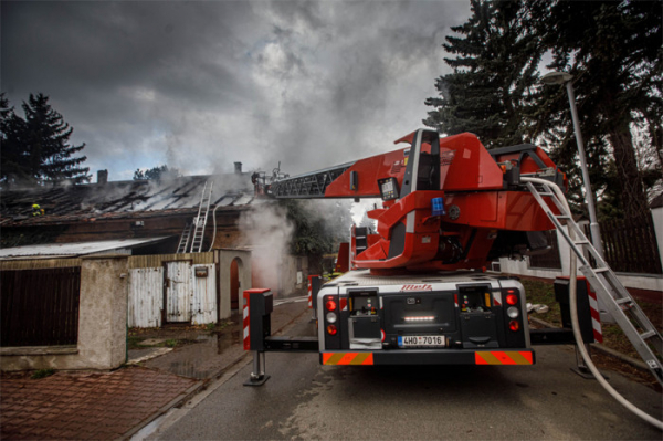 Technická závada na elektroinstalaci zapříčinila požár rodinného domu v Hradci Králové
