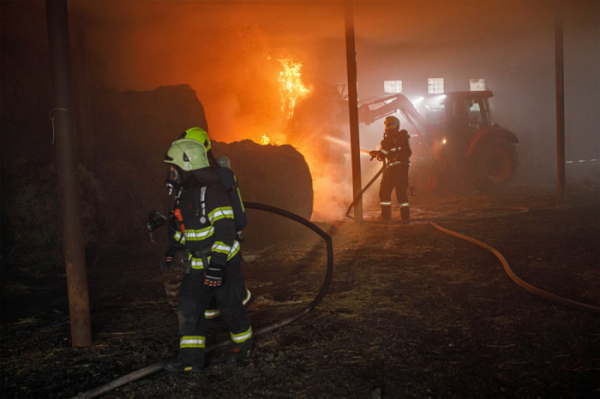 Ve skladovací hale na Náchodsku došlo k požáru balíků sena a slámy, zásah trval více než 24 hodin