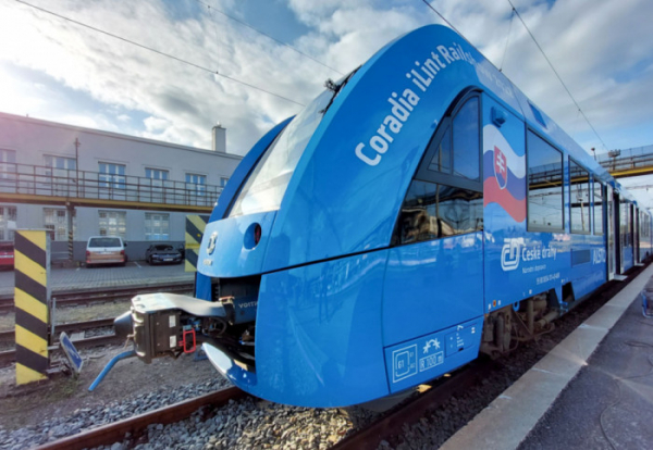 Na hradeckém hlavním nádraží se představil první vlak na vodíkový pohon