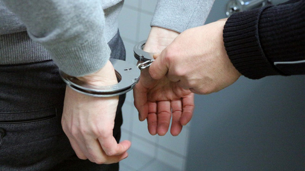 Recidivista ukradl z pokladní buňky v Častolovicích trezor z penězi, policie ho zadržela krátce po činu