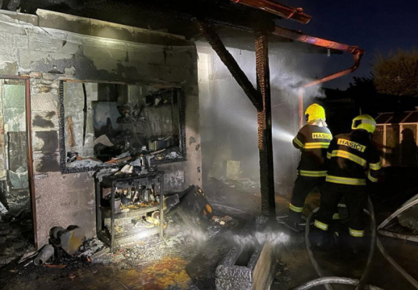 Zřejmě baterie elektrokola způsobila požár přístřešku u rodinného domu v Týništi nad Orlicí