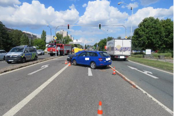 V Hradci Králové došlo ke střetu tří vozidel, škoda je odhadnuta na 140 tisíc korun