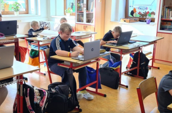 Dětem ze Základní školy v Praskačce pomáhají notebooky z ČEZ Distribuce
