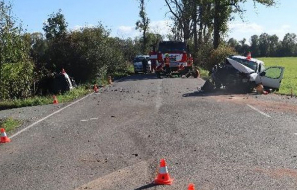 V obci Nahořany na Náchodsku došlo ke střetu dvou osobních vozidel, sedm lidí se zranilo