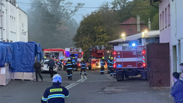 V areálu tiskárny v Novém Městě nad Metují došlo k požáru, plameny likvidovalo šest jednotek hasičů