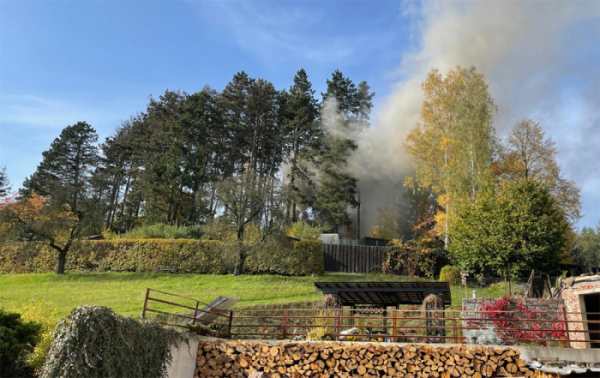 Čtyři jednotky hasičů likvidovaly požár chaty v Bělovsi na Náchodsku