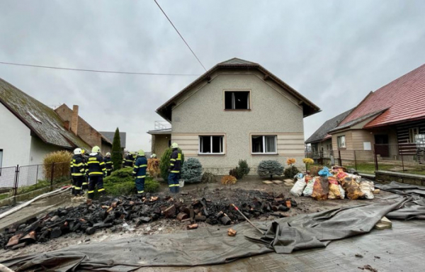 Při požáru ve sklepě rodinného domu v Jestřebí na Náchodsku zemřela žena
