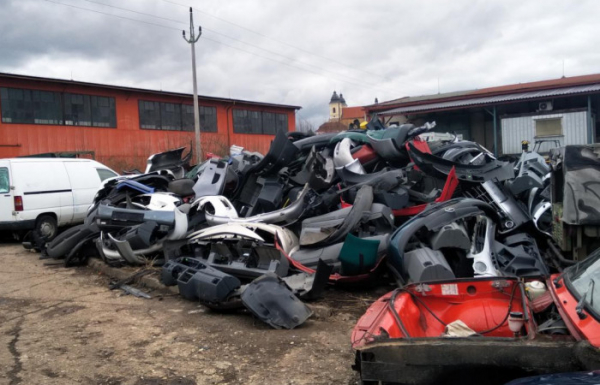 Provozovateli nelegálního autovrakoviště v Kostelci nad Orlicí byla uložena pokuta 160 tisíc korun