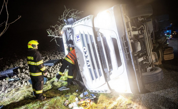 V Jílovicích se převrátil kamion s řepou, hasiči museli zraněného řidiče vyprošťovat