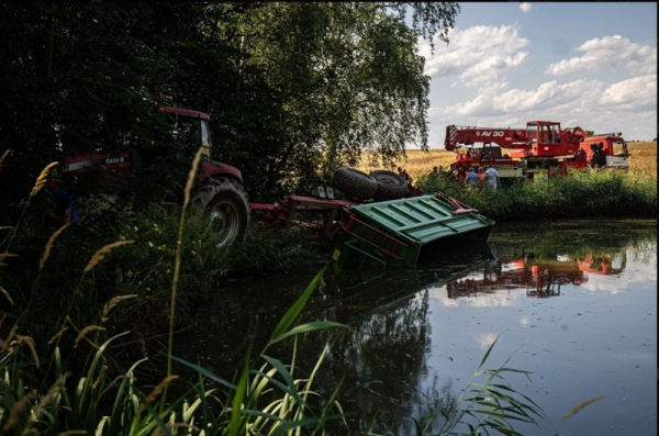 Na Náchodsku se převrátil traktorový přívěs s hnojivem do rybníka