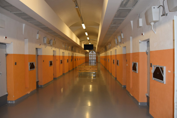 Vězeň ve Valdicích hodil po dozorci 20 kilové kovové dveře, hrozí mu dalších 12 let
