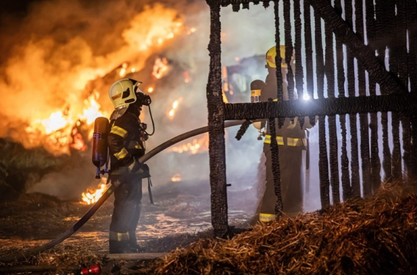 3. stupeň požárního poplachu byl vyhlášen na Hradecku u požáru zemědělského areálu