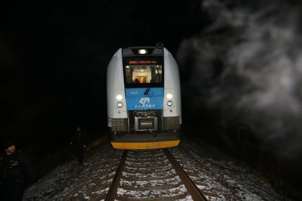 Neznámý pachatel na kolej u Hradce nastražil kamení, vlak do něj najel. Hasiči evakuovali desítky cestujících