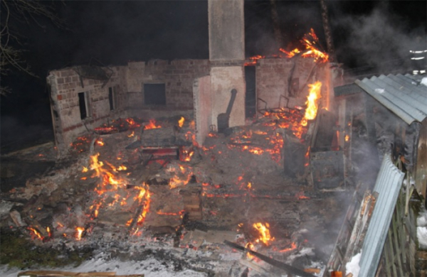 Požár chaty ve Zdobnici na Rychnovsku se obešel bez zranění