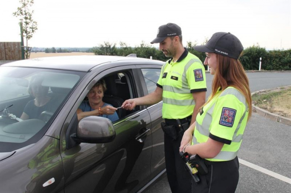 Celníci Královéhradeckého kraje zjistili během kontrolní akce na D 11 porušení u pěti desítek řidičů