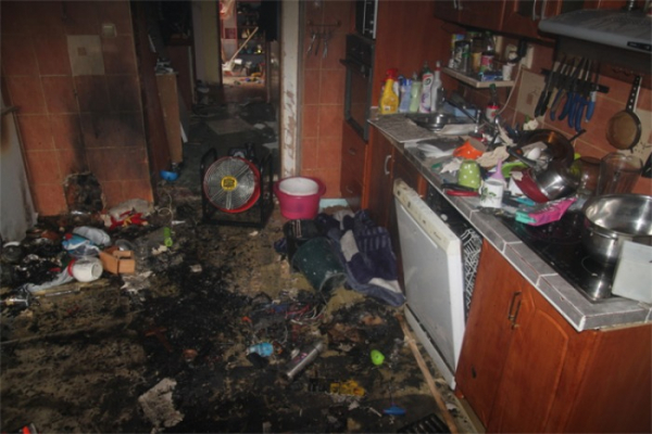 Oheň způsobil škodu v kuchyni rodinného domu