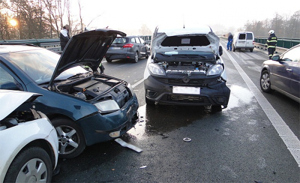 Na Hradubické se stala dopravní nehoda sedmi vozidel